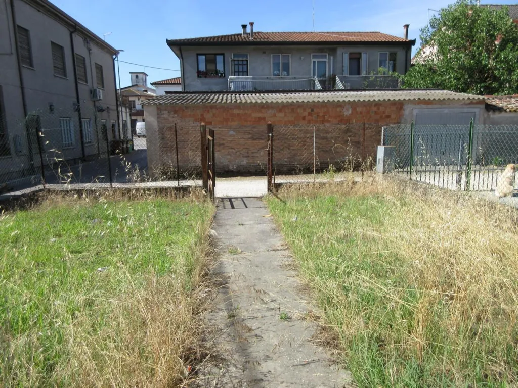 Jardin - Two-Unit Villa for Renovation in Porto Viro