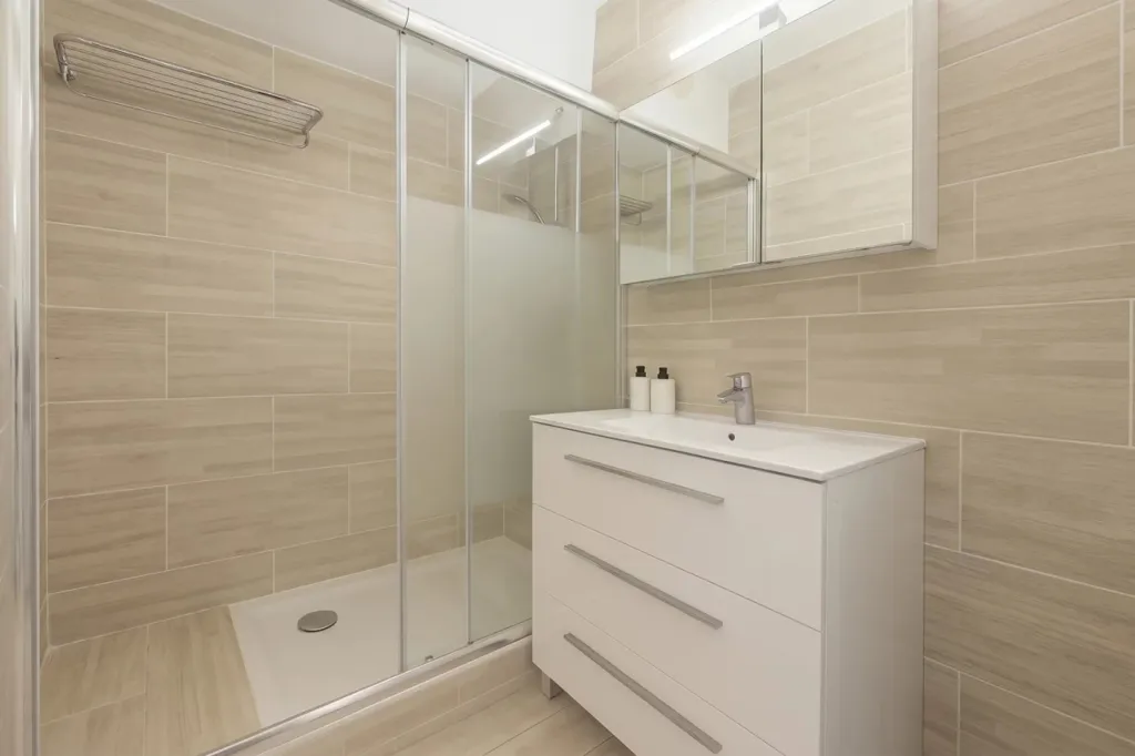 Salles de bain - Studio avec Piscine et Parc à Juan-les-Pins