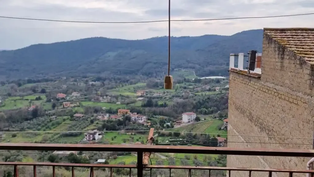 Balcon - Apartment with Balcony in Historic Roccagorga