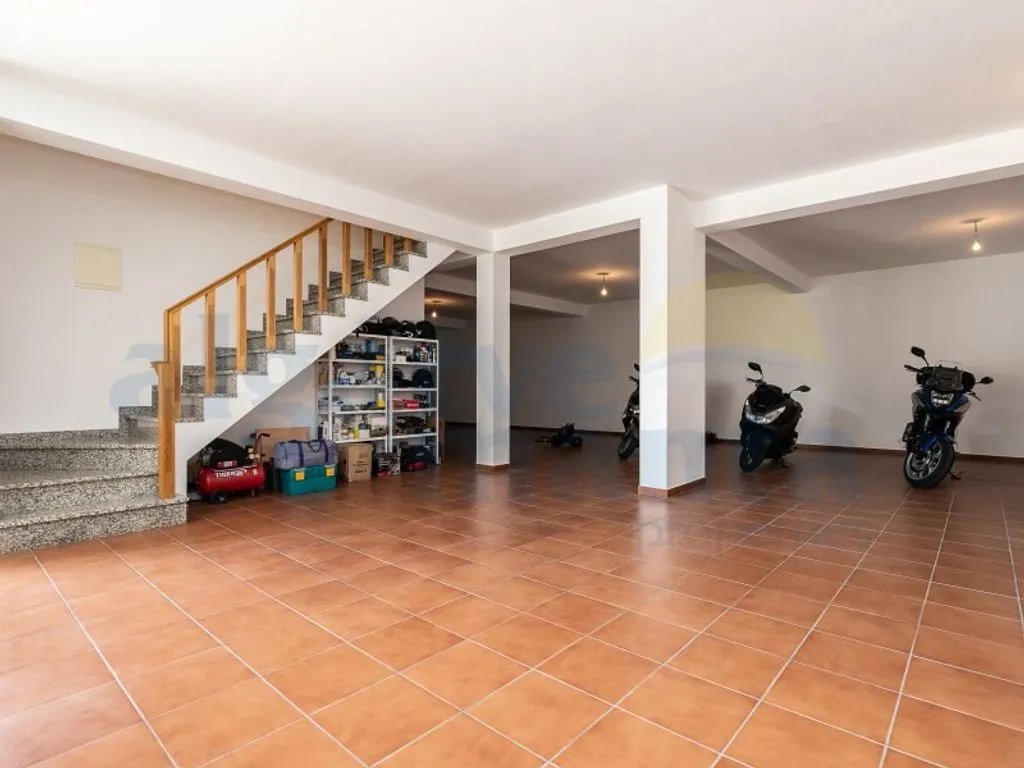 Garaaž - Detached Villa with Pool near Golf Courses, Junqueira