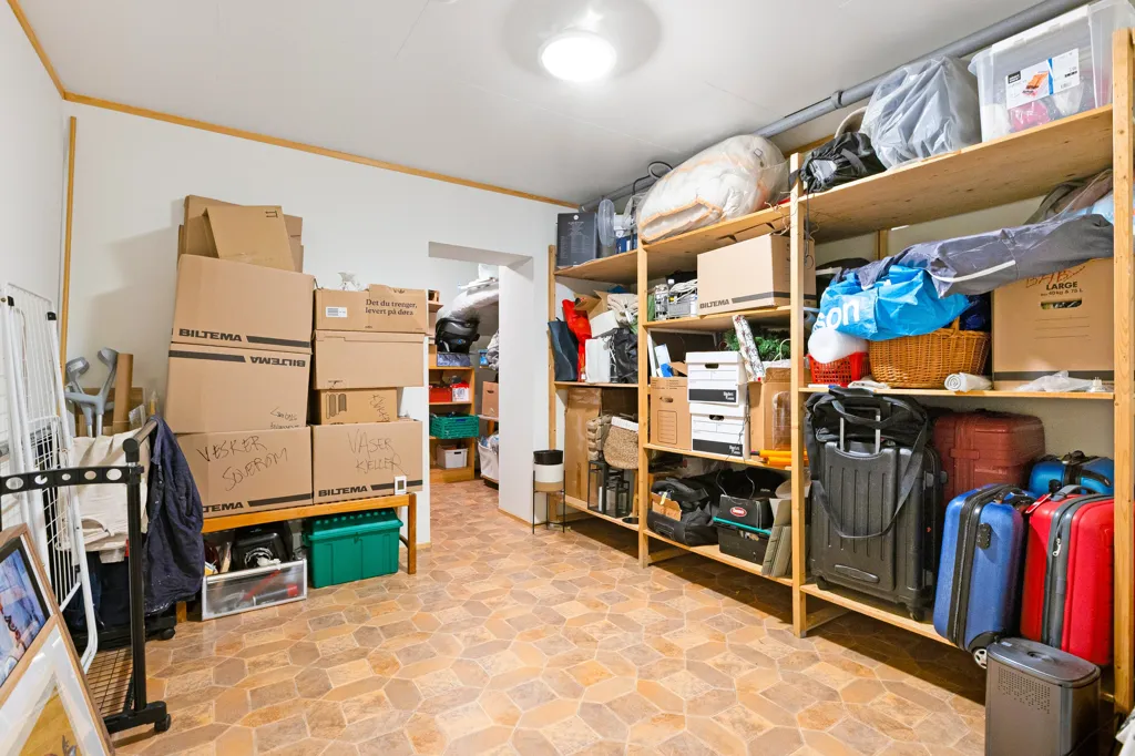 Utility Room - Spacious Terraced House with Terrace in Quiet Area