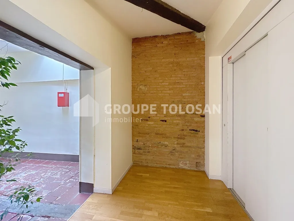 Esik - T4 Flat with Ascender in Montauban Centre