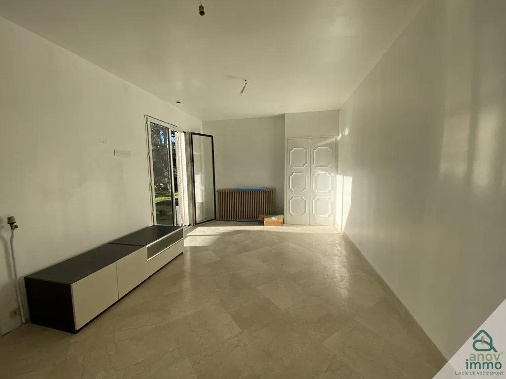 Living Room - Spacious House with Garden in Tarare