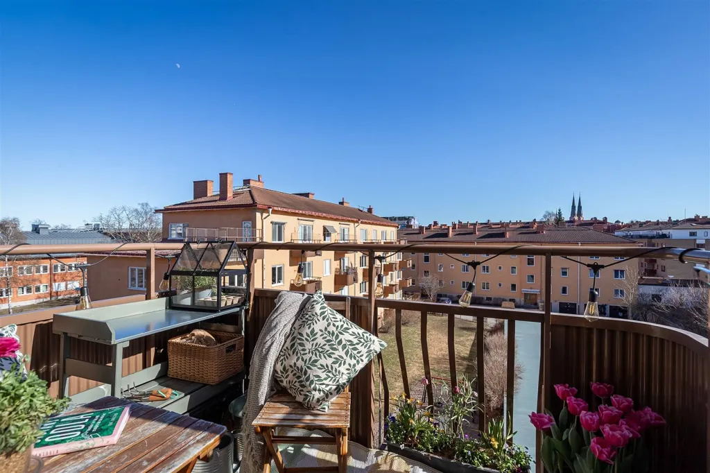 Rõdu - Charming 2nd Floor Flat with South-Facing Balcony in Uppsala
