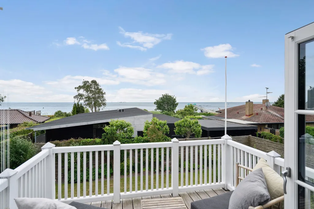 Balcon - 1930s Cottage with Sea View in Søvang