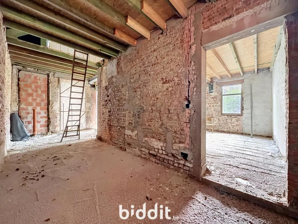 Pièces - Maison à Rénover avec Jardin dans un Environnement Rural
