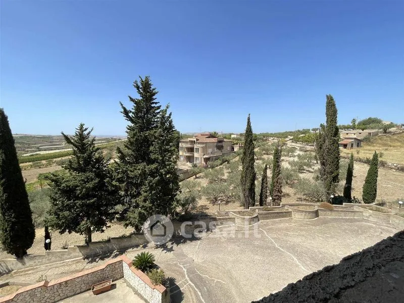 Jardin - Villa with Multiple Apartments in Ravanusa