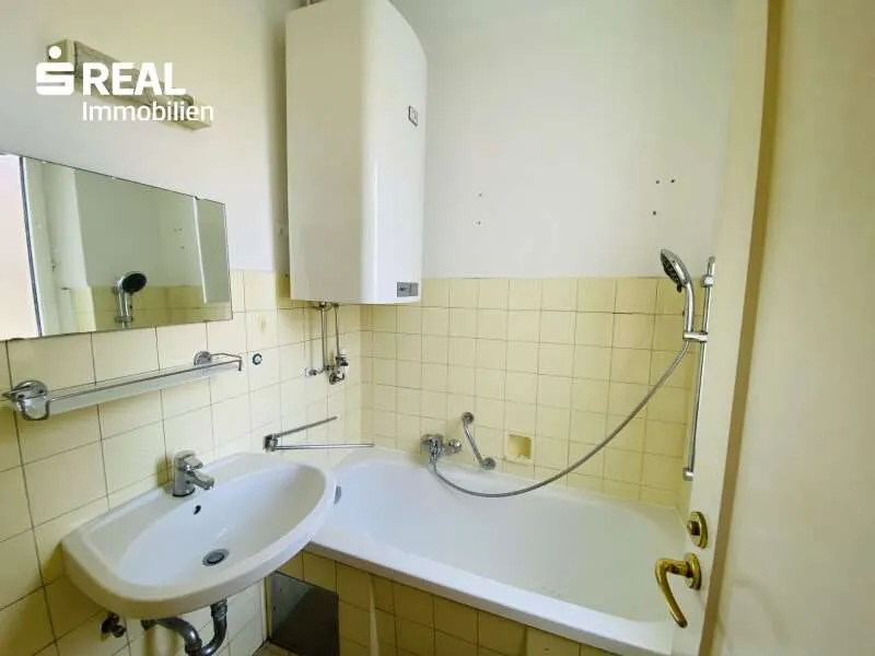 Vannitoad - 4-Bed Apartment with Balcony in Josefiau