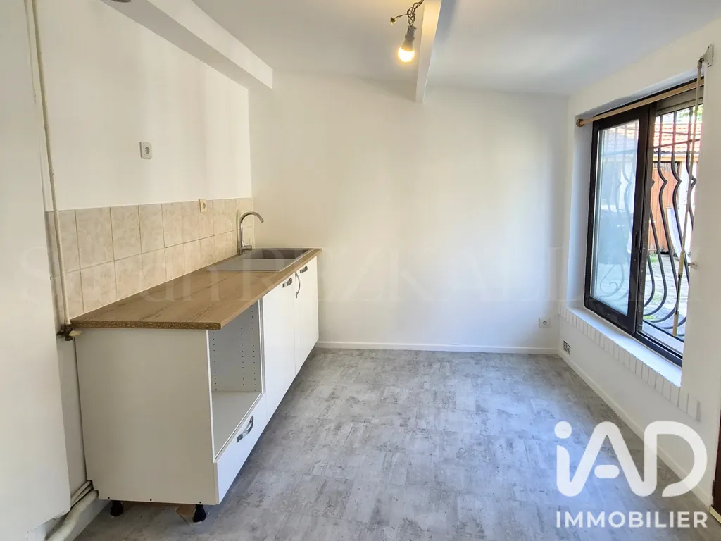 Kitchen - Renovated 3-Bed Flat near Bondy Station