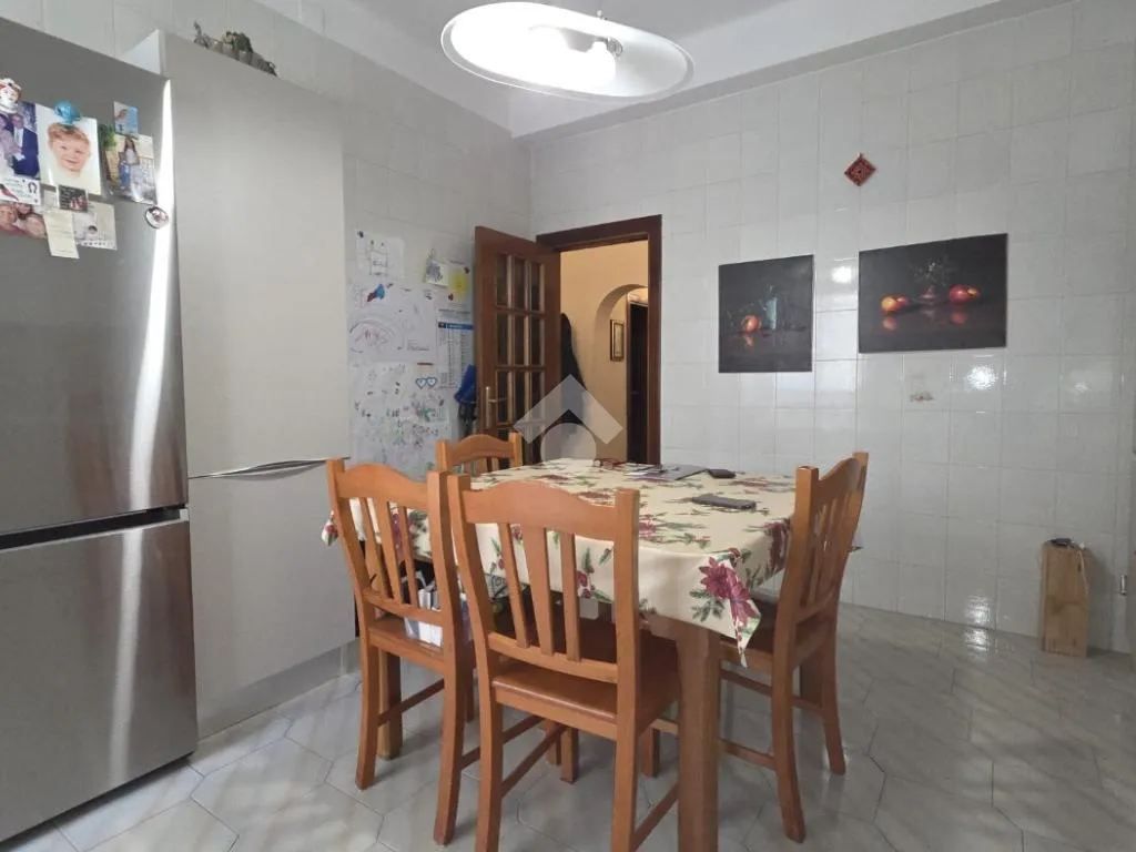 Söögituba - 3-Bedroom Apartment with Balcony in Bari