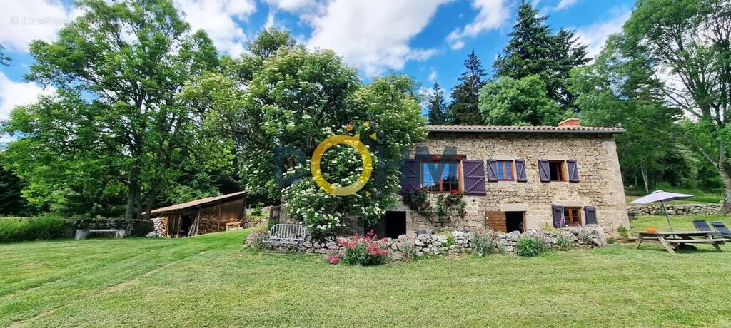Esterno - 16th-Century Manor with Forest Setting in Haut-Forez