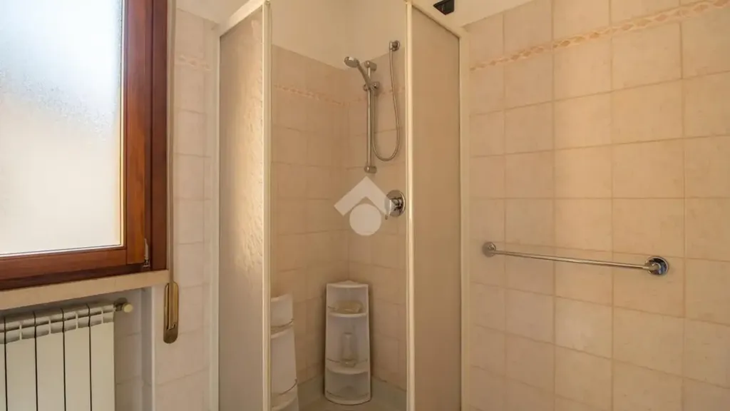 Salles de bain - Ground Floor Trilocale with Private Garage in Dello