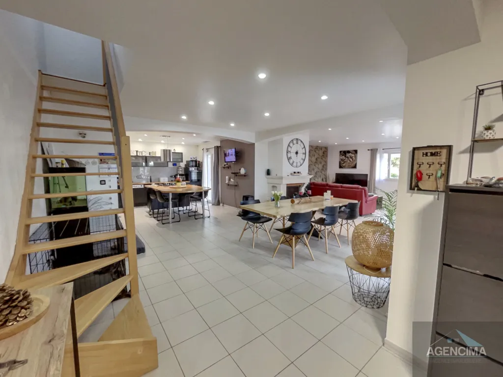 Séjour - Villa 4 Faces avec Piscine et Jardin à Proximité