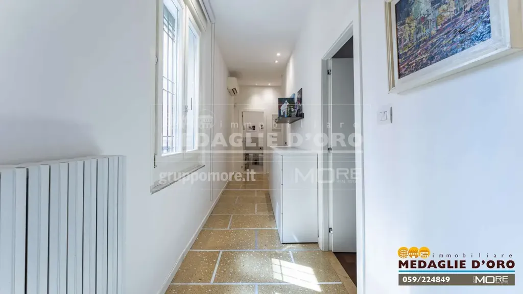 Esik - Rustic-Style Apartment with West-East Exposure in Modena
