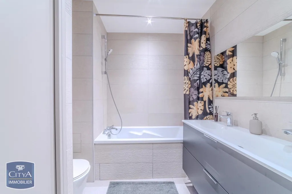 Vannitoad - Fully Renovated Flat with Parking in Roanne Centre