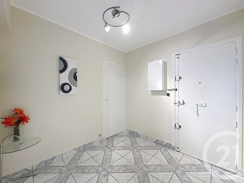 Esik - 4-Piece Flat with Parking in Thiais