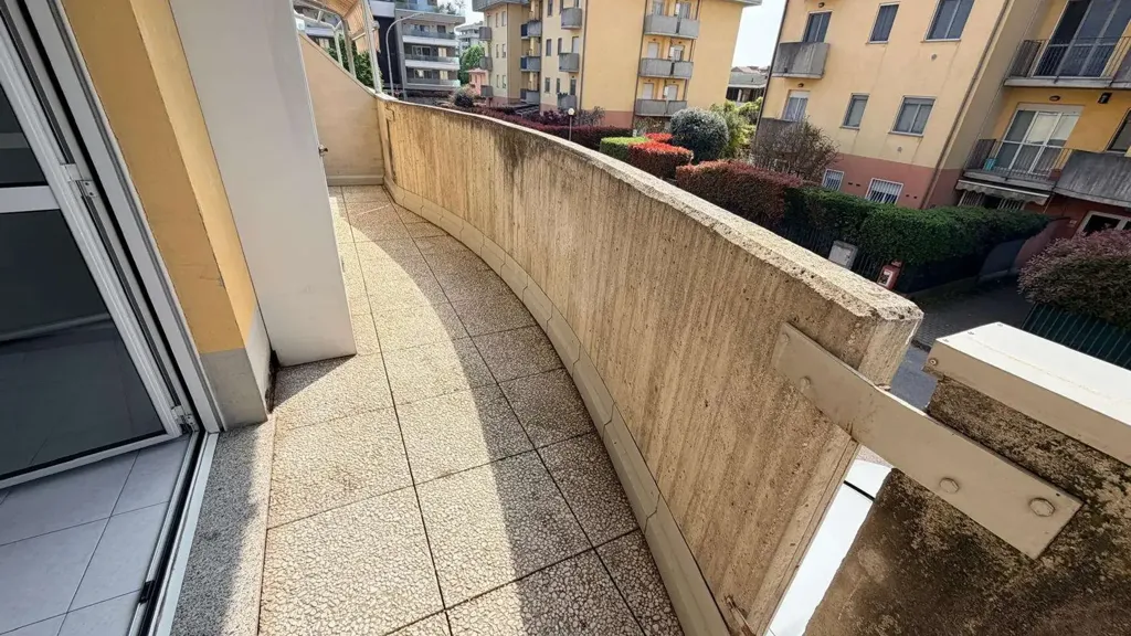Balcon - Twin-Storey Apartment with Balcony in Dalmine