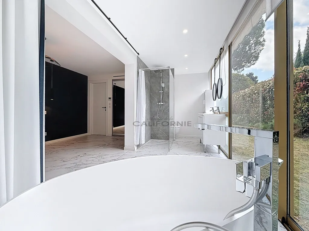 Bathrooms - 3-Piece Apartment with Sea View in Le Cannet