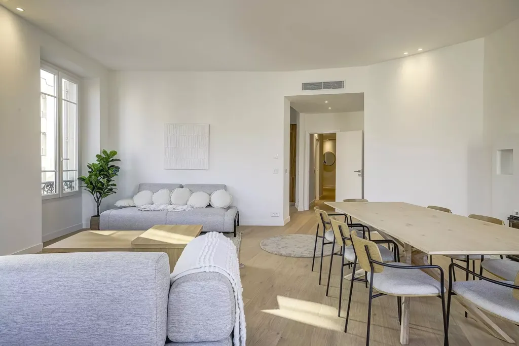 Dining Room - Renovated 5-Piece Apartment with View in Nice