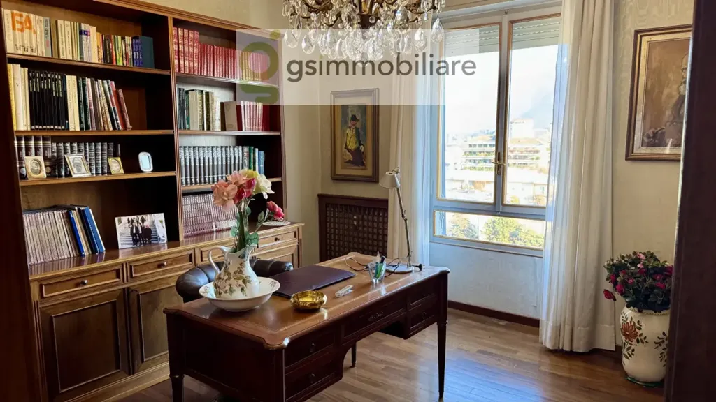 Office - Spacious Penthouse with Triple Exposure in Brescia