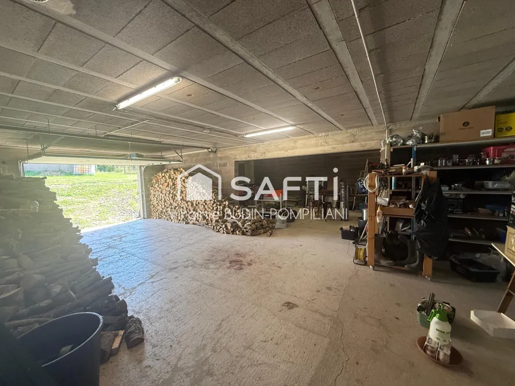 Garage - Maison de Plain-Pied avec Vue Dégagée à Pierrepont