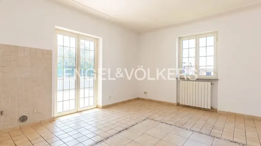 Pièces - Villa with Three Apartments in Guidonia Montecelio