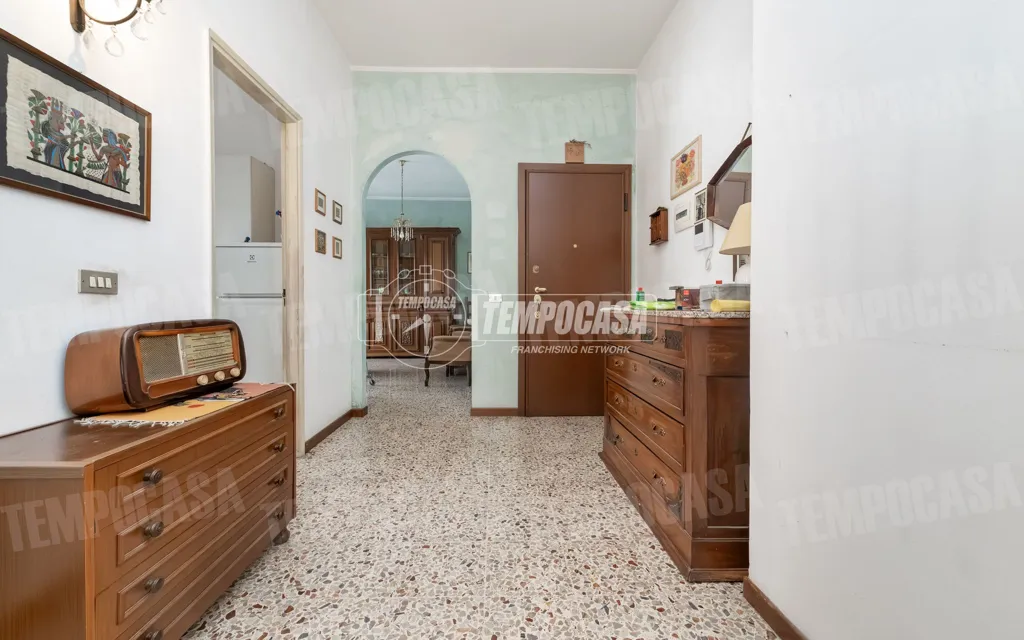 Esik - Central Trilocale with Balcony in Torre Boldone