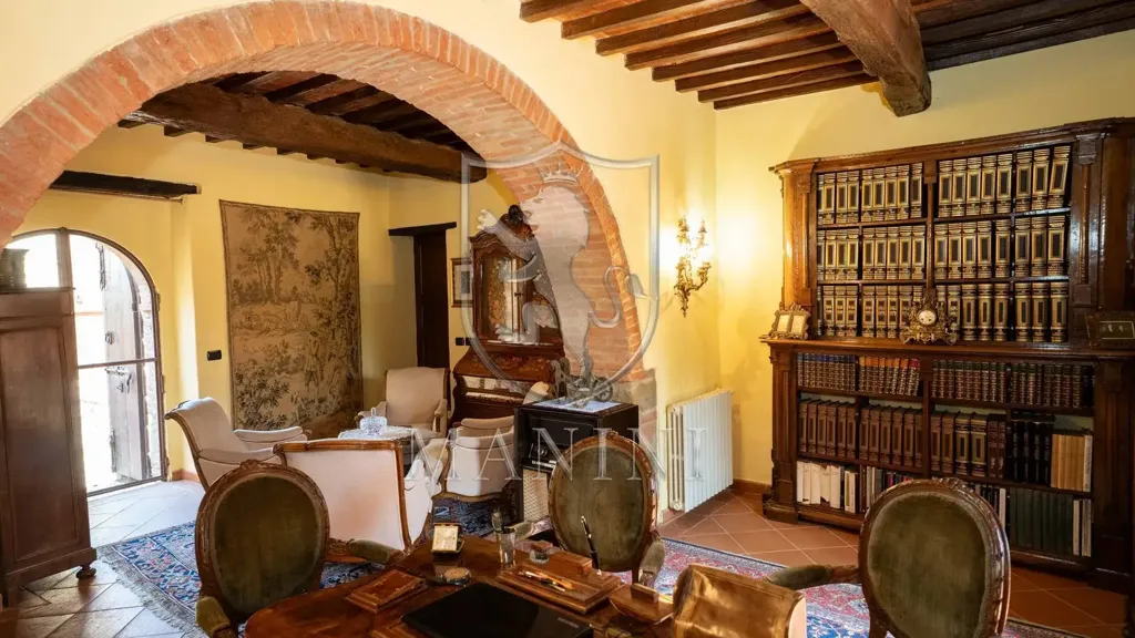 Bureau - Historic Castle with Garden in Sinalunga