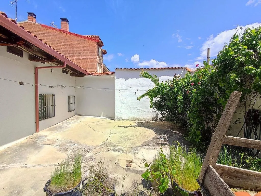 Aed - Rustic House with Patio in Puente Duero