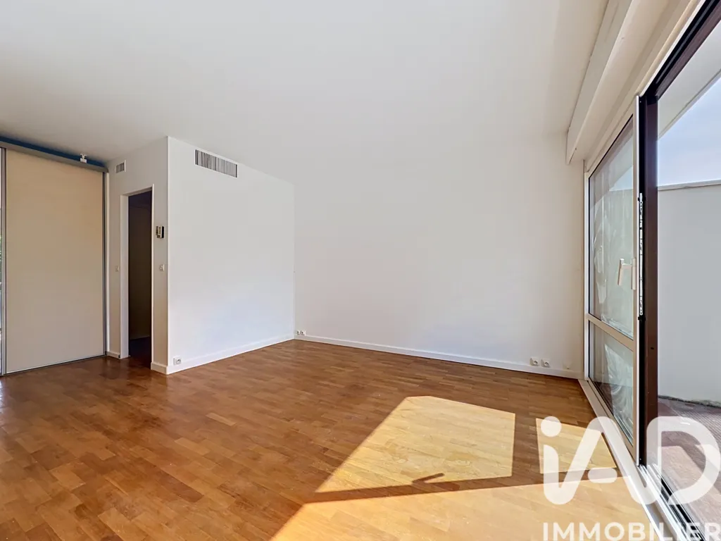 Séjour - Studio avec Balcon et Parking à Courbevoie