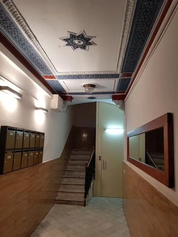 Esik - Flat with Wooden Beams in Central Barcelona