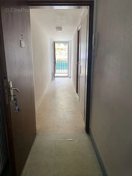Esik - Type 3 Apartment with Potential in Saint-Claude Centre