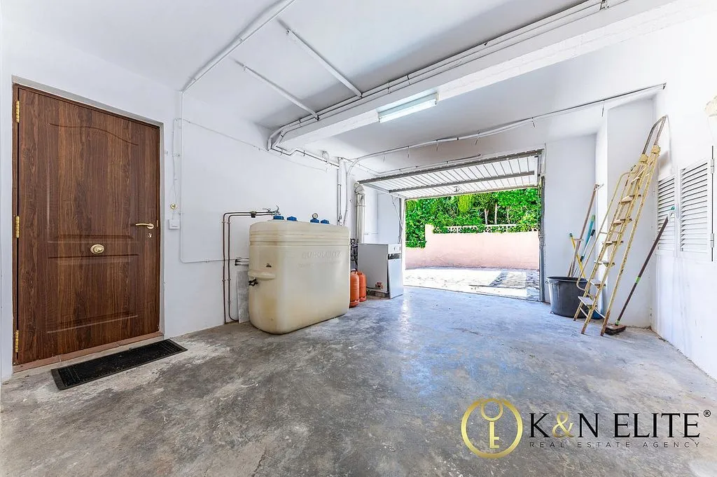 Garage - Luxury Villa with Pool in Benissa, Valencia