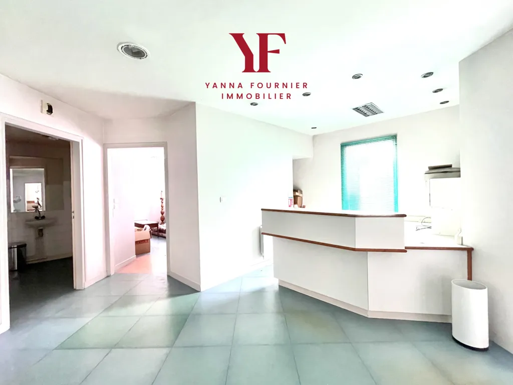 Entrée - Immeuble Rénové avec Local Professionnel et Appartement à Plougastel-Daoulas