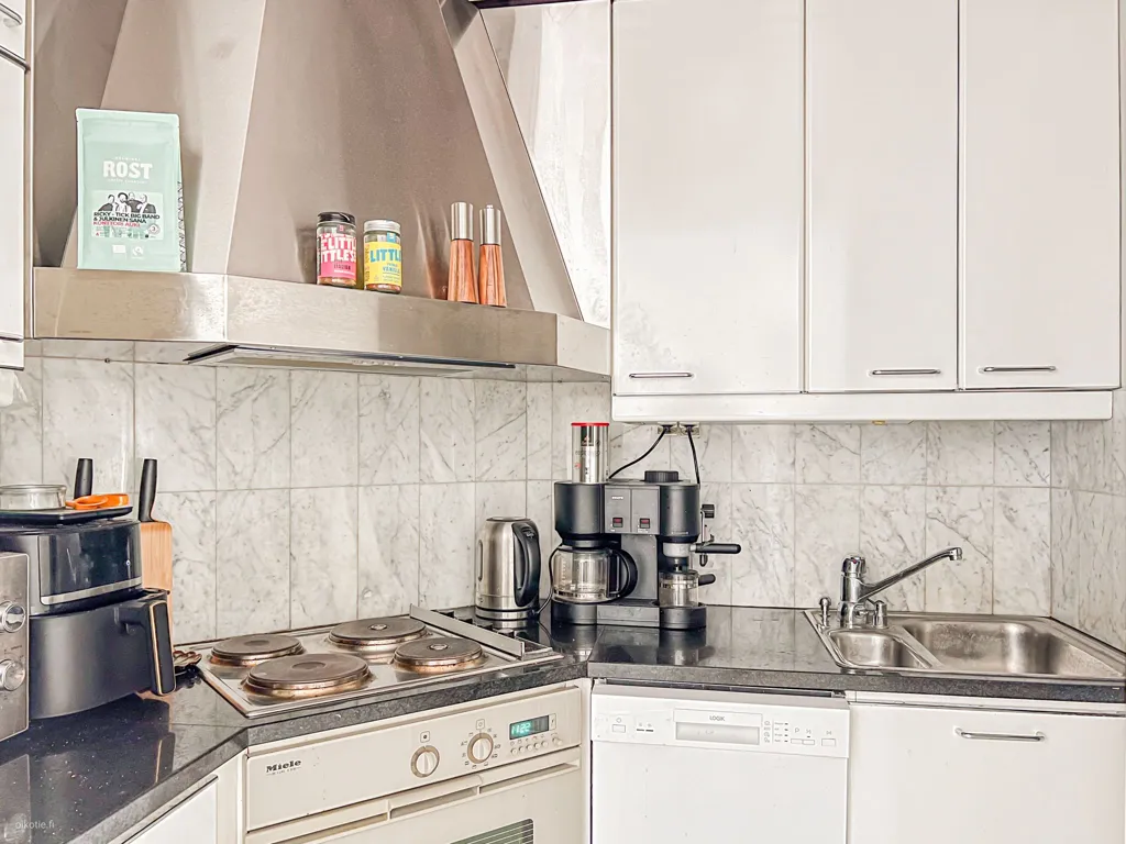 Kitchen - Charming Apartment with Park Views in Taka-Töölö