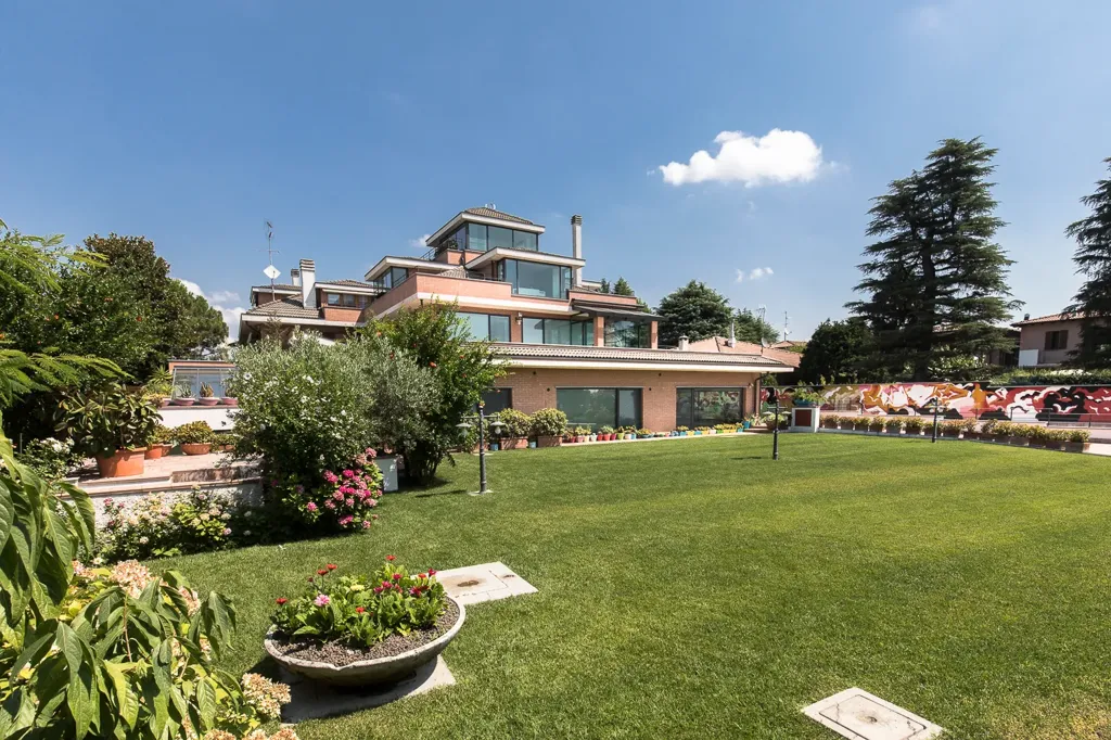 Garden - Luxury Villa with Indoor Pool in Pantigliate