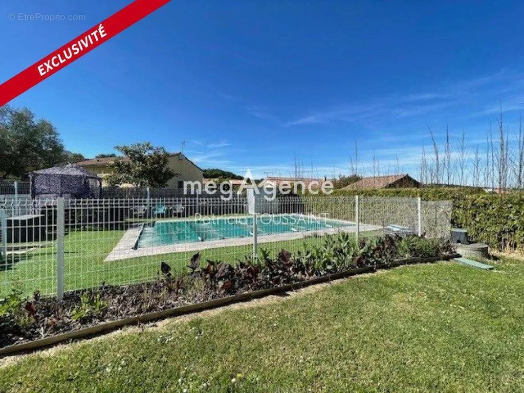 Garden - Traditional House with Pool in Fonsorbes
