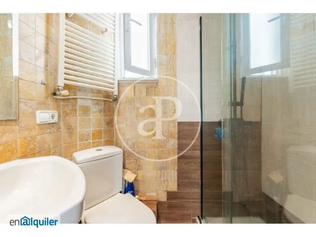 Bathrooms - Apartment with Ascensor in Salamanca, Madrid