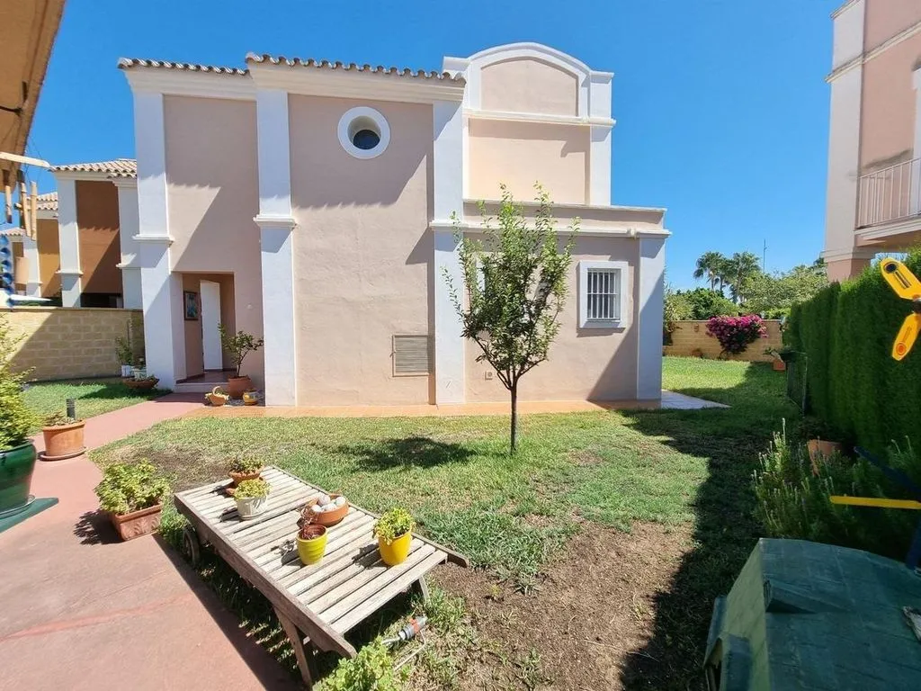 Aed - Corner Luxury House with Pool Potential in San Pedro
