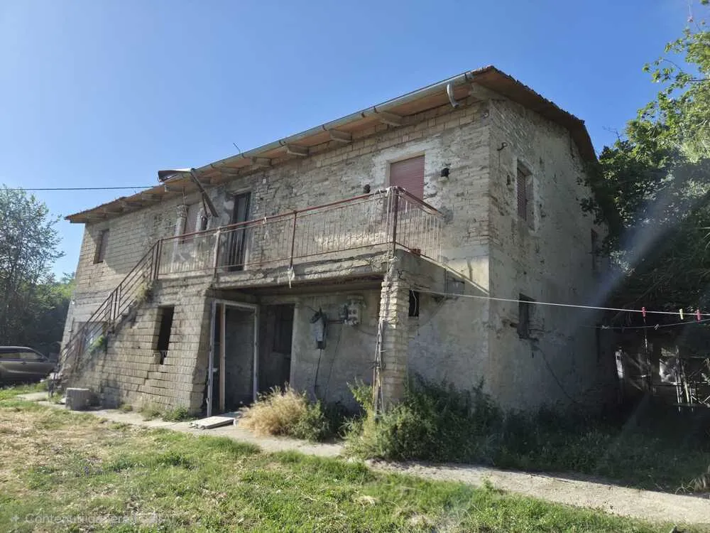 Esterno - Villetta a schiera da ristrutturare con giardino a Massignano