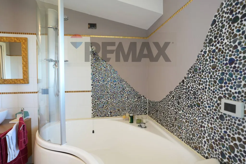 Bathrooms - Bifamiliar Villa with Garden in Lanciano