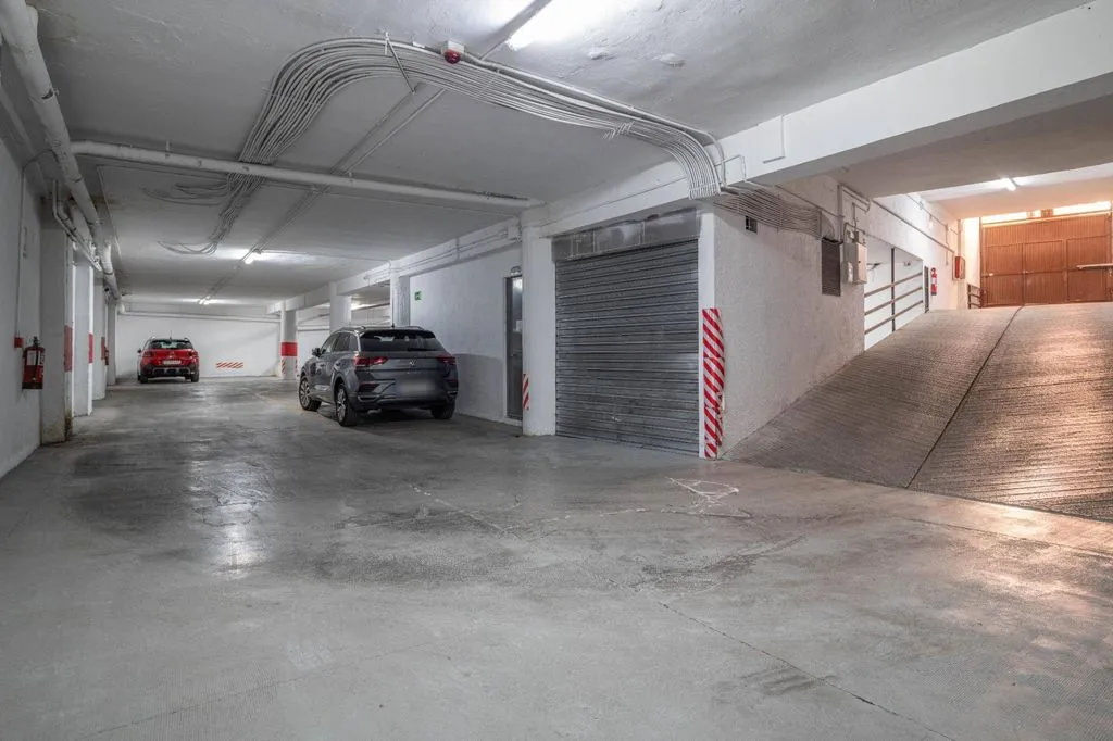 Garaaž - Luxury Flat with Balcony in Gran Capitán, Granada