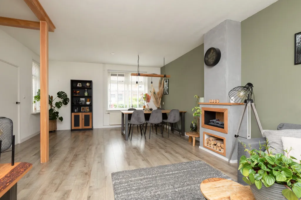 Soggiorno - Modernised 1930s Semi-detached House in Bolsward