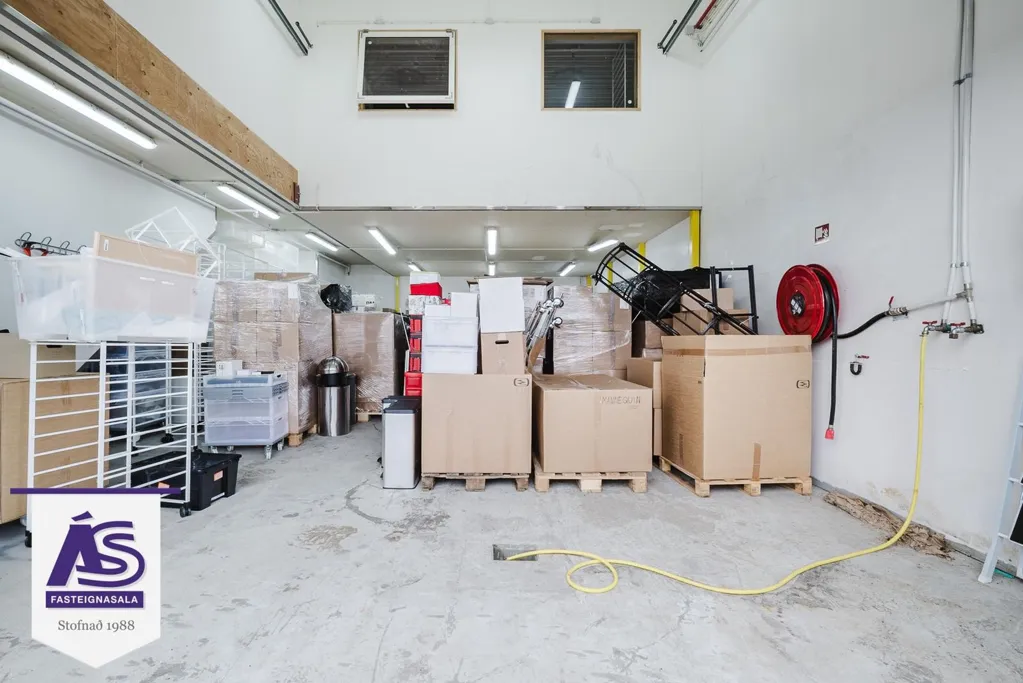 Lavanderia - Warehouse with Loft Space in Hafnarfjörður