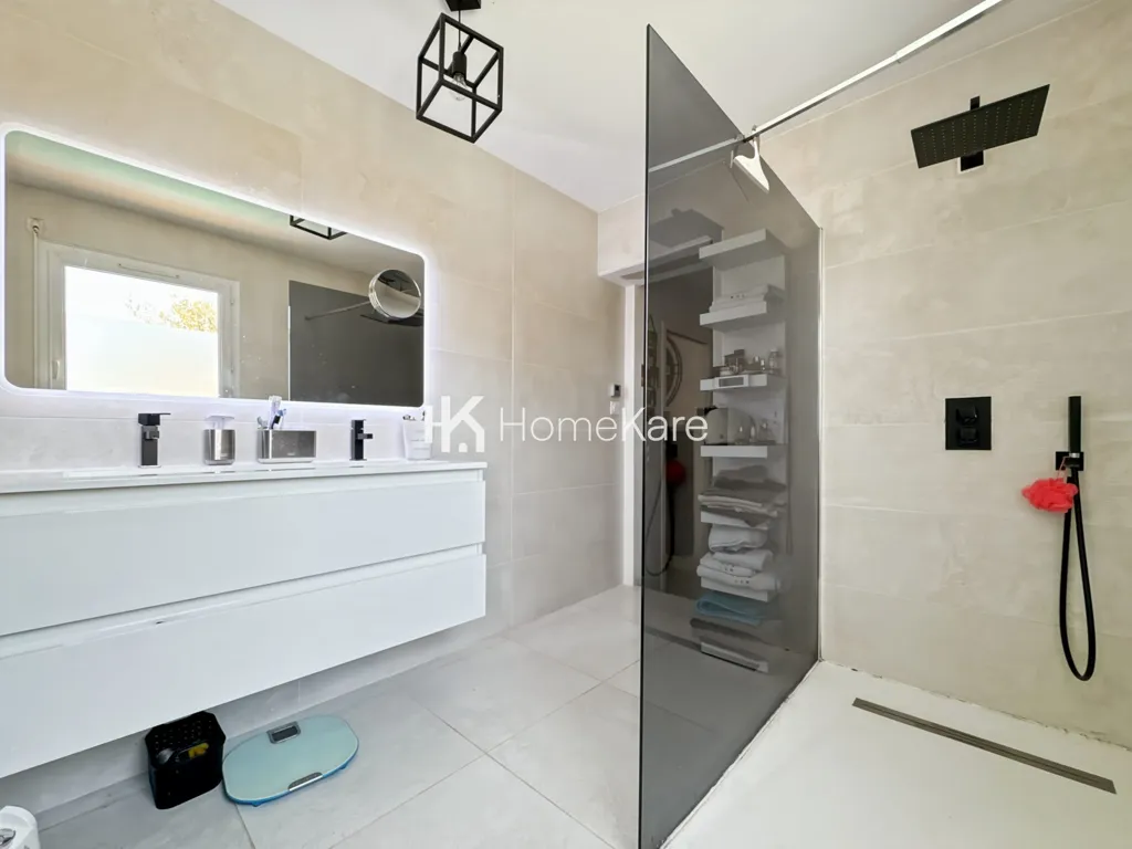 Salles de bain - Maison T5 avec Piscine à Castanet-Tolosan