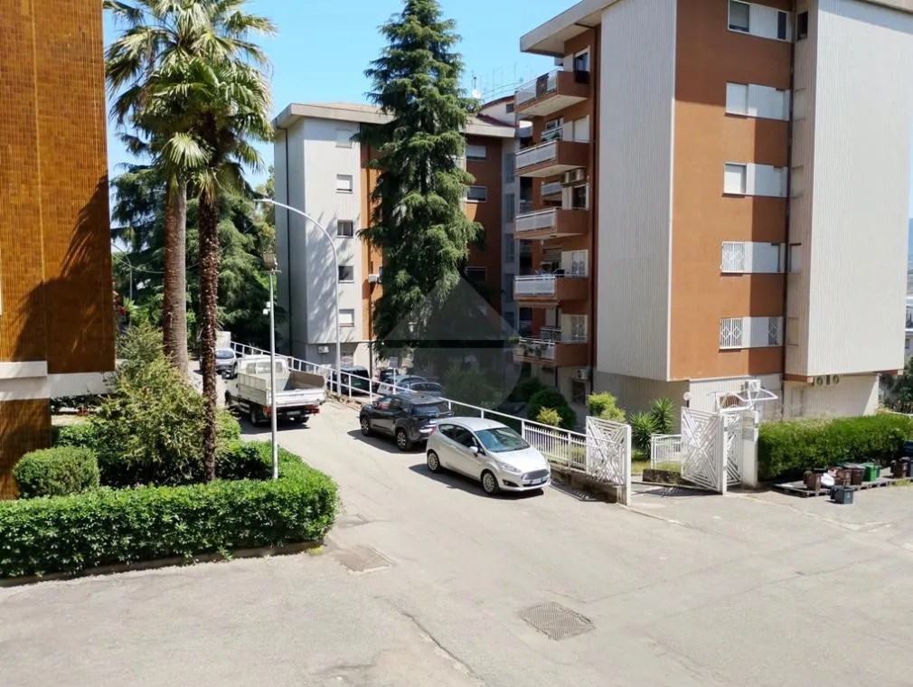 Esterno - Office Space with Balcony in Cosenza Città 2000