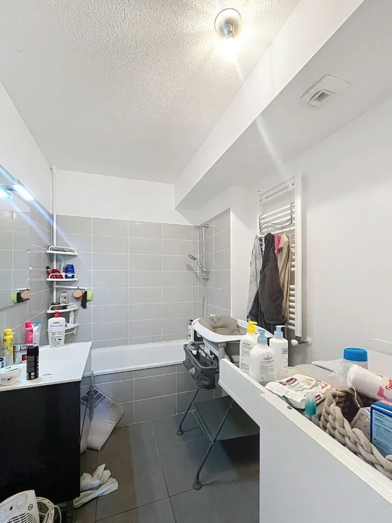 Vannitoad - 3-Bed Apartment with Terrace in Gardanne