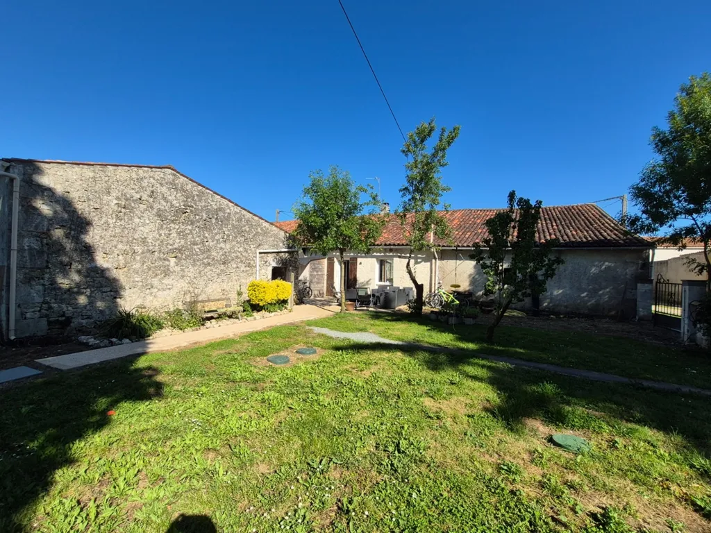 Jardin - Maison Rénovée avec Dépendances au Calme à Bords