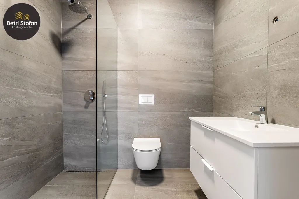 Salles de bain - Modern Apartment with Garden in Garðabær