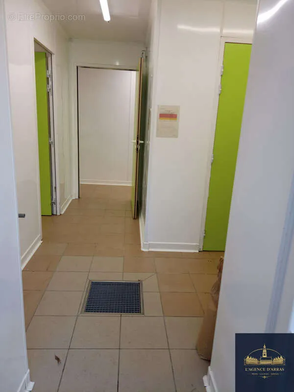 Esik - Renovated Commercial Space in Maroeuil